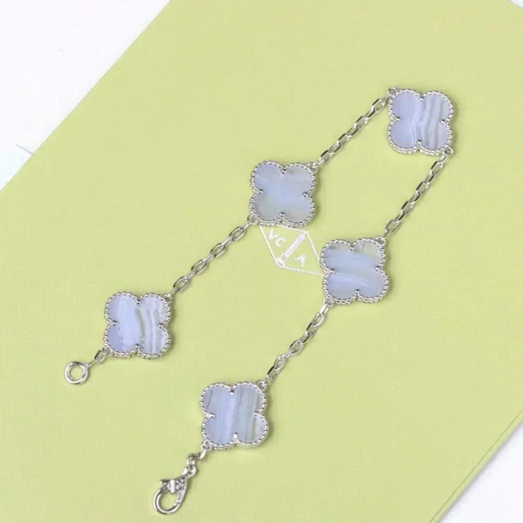 {
  "Dream ": "NEUE CLOVER 5-MOTIV ARMBAND-KOLLEKTION AUS LILA CHALCEDON"
}