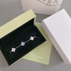 {
  "Dream ": "NEUE CLOVER 5-MOTIV ARMBAND-KOLLEKTION AUS LILA CHALCEDON"
}