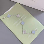 {
  "Dream ": "NEUE CLOVER 5-MOTIV ARMBAND-KOLLEKTION AUS LILA CHALCEDON"
}