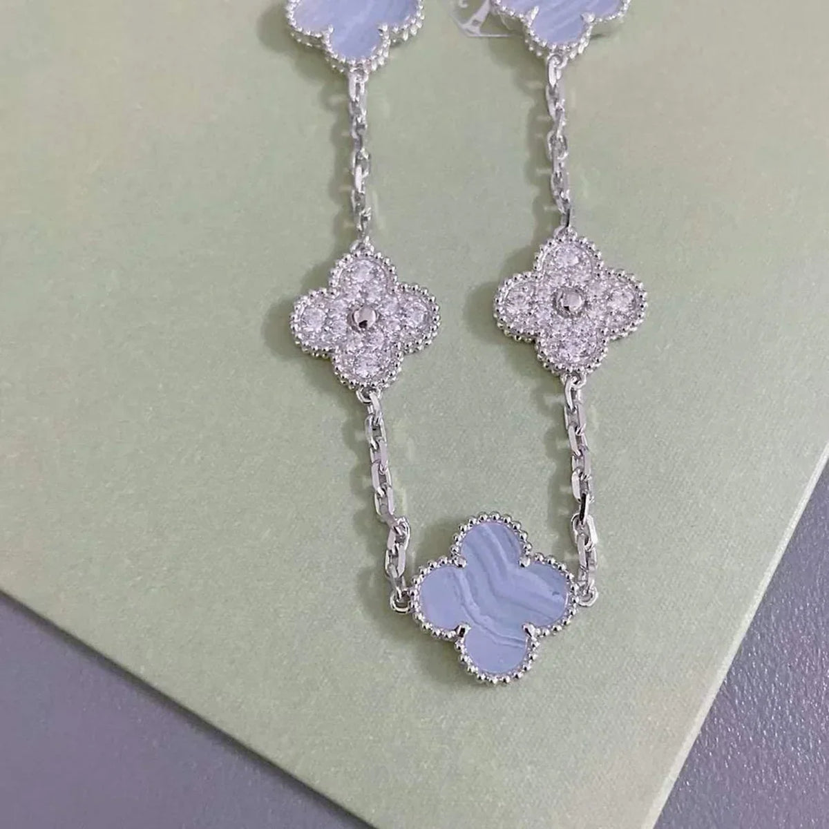 {
  "Dream ": "NEUE CLOVER 5-MOTIV ARMBAND-KOLLEKTION AUS LILA CHALCEDON"
}