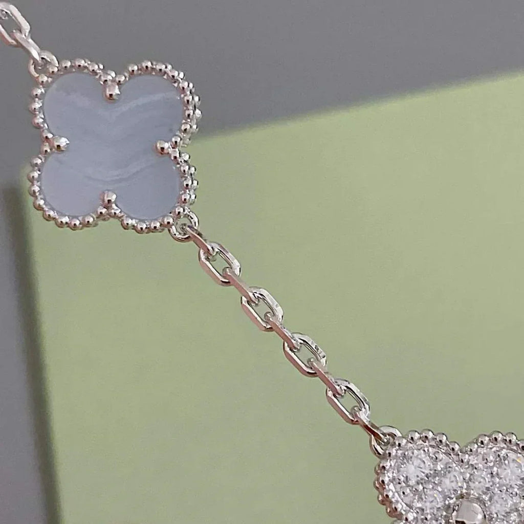 {
  "Dream ": "NEUE CLOVER 5-MOTIV ARMBAND-KOLLEKTION AUS LILA CHALCEDON"
}