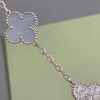 {
  "Dream ": "NEUE CLOVER 5-MOTIV ARMBAND-KOLLEKTION AUS LILA CHALCEDON"
}