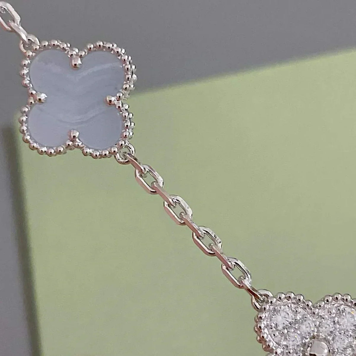 {
  "Dream ": "NEUE CLOVER 5-MOTIV ARMBAND-KOLLEKTION AUS LILA CHALCEDON"
}
