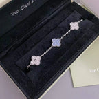 {
  "Dream ": "NEUE CLOVER 5-MOTIV ARMBAND-KOLLEKTION AUS LILA CHALCEDON"
}