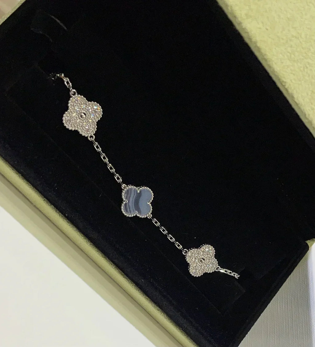 {
  "Dream ": "NEUE CLOVER 5-MOTIV ARMBAND-KOLLEKTION AUS LILA CHALCEDON"
}
