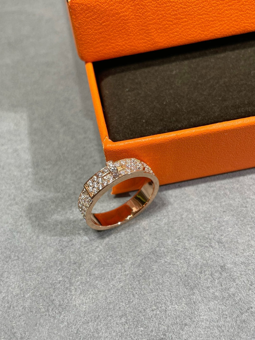 Traumhafter KELLY-RING AUS ROSÉGOLD MIT DIAMANTEN