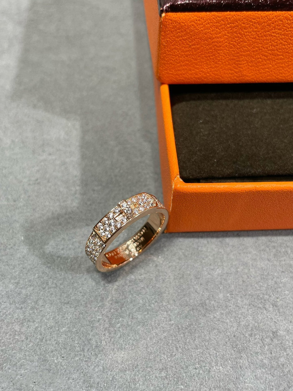 Traumhafter KELLY-RING AUS ROSÉGOLD MIT DIAMANTEN
