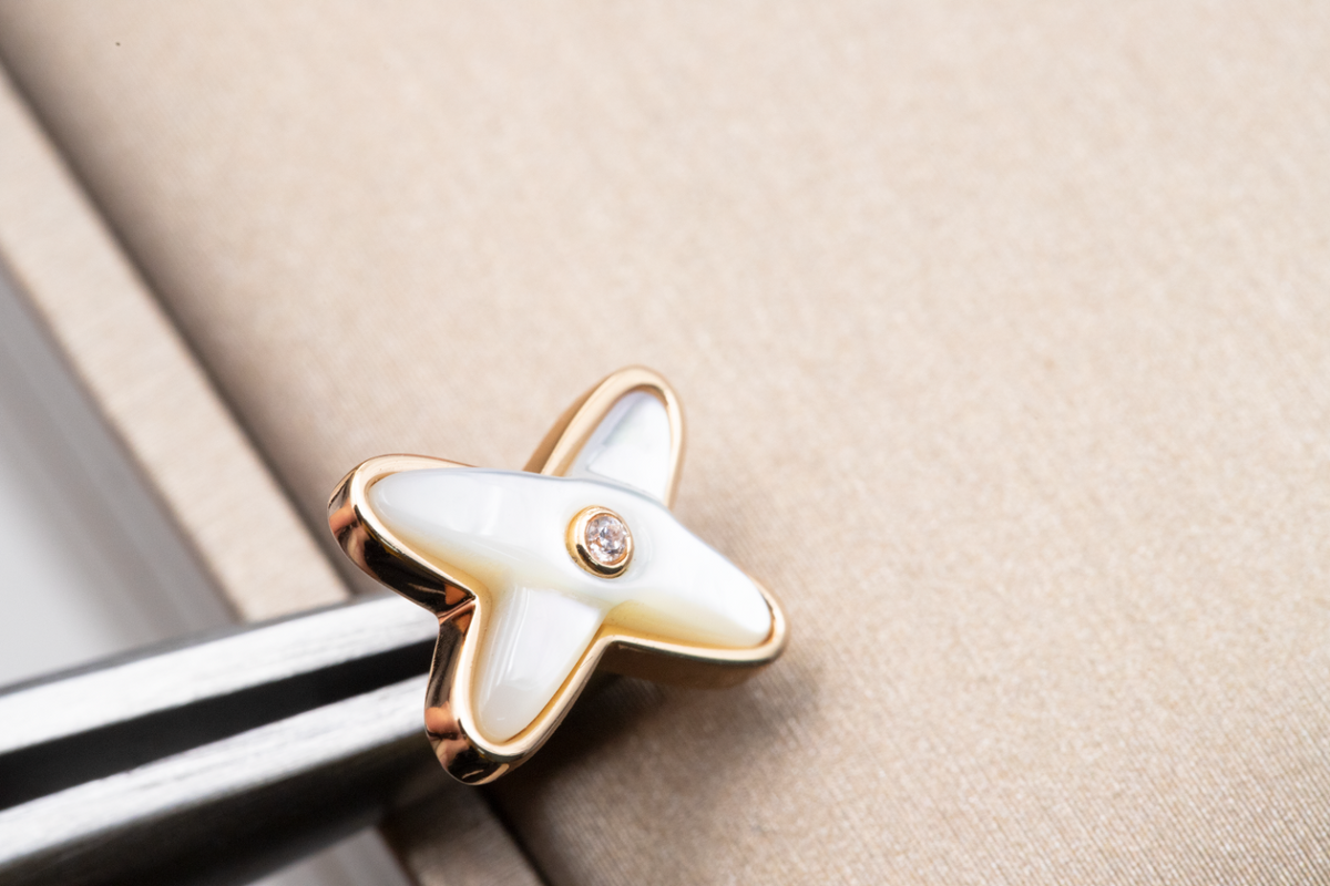 Dream JEUX DE WHITE MOP PINK GOLD DIAMOND EARRINGS