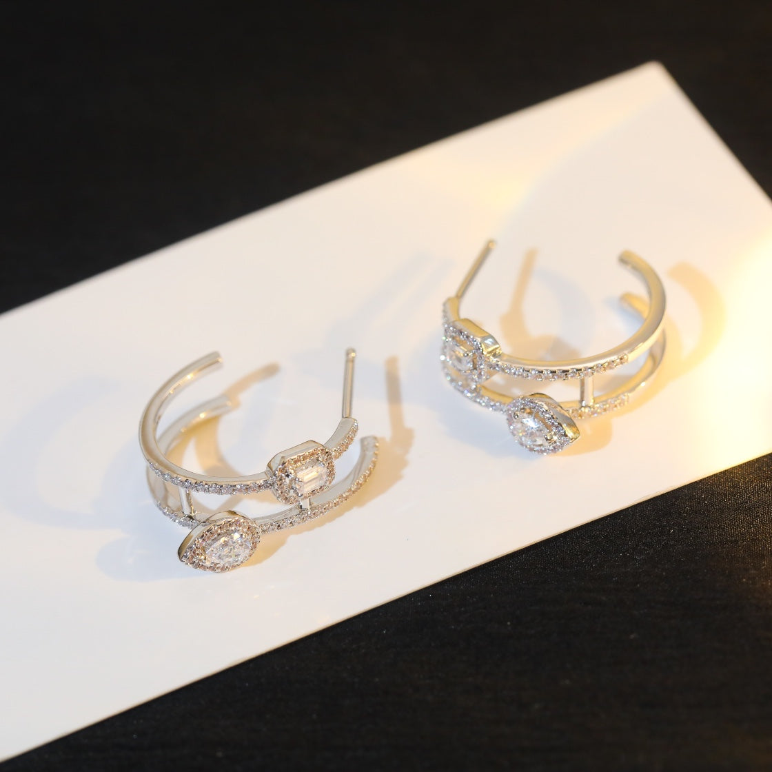 {
  "Dream": "CREOLES MY TWIN 2連 シルバーダイヤモンドピアス"
}