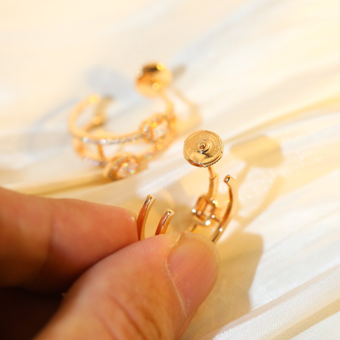 {
  "Dream": "CREOLES MY TWIN 2連 シルバーダイヤモンドピアス"
}