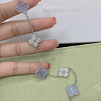 {
  "Dream ": "NEUE CLOVER 5-MOTIV ARMBAND-KOLLEKTION AUS LILA CHALCEDON"
}