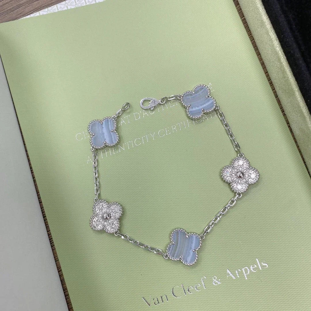 {
  "Dream ": "NEUE CLOVER 5-MOTIV ARMBAND-KOLLEKTION AUS LILA CHALCEDON"
}