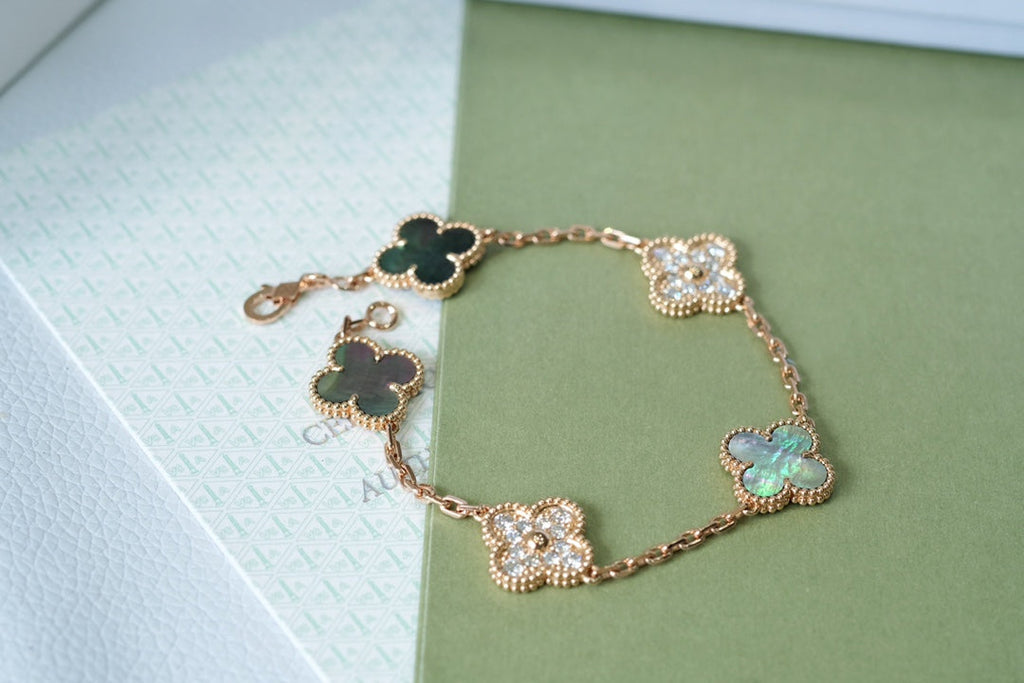 [Dream ]New CLOVER 5 MOTIF GRAY MOP BRACELET COLLECTION