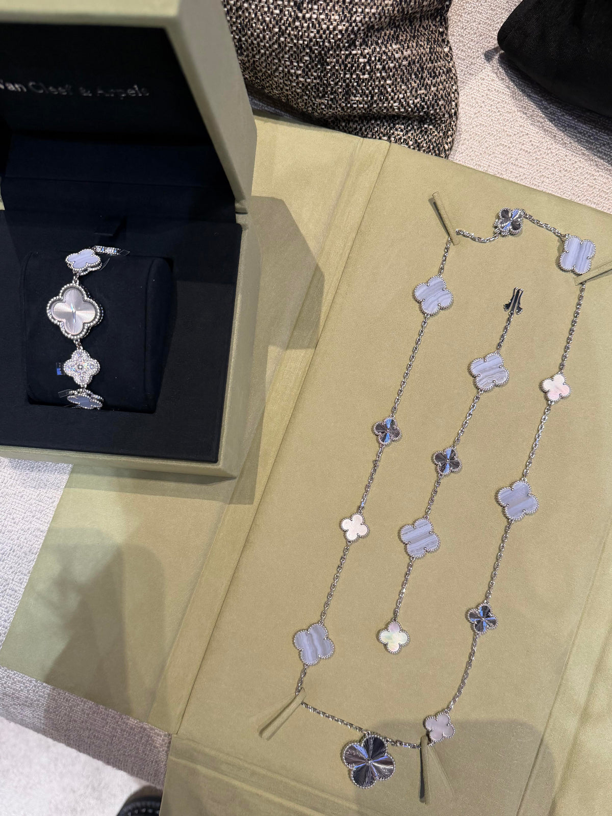 [Dream ] 25 NEW CLOVER 15 MOTIFS PURPLE CHALCEDONY