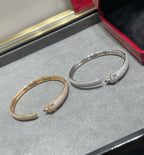 Traumhaftes PANTHÈRE Armband, offen, voll ausgefasst mit Diamanten