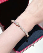 Traumhaftes PANTHÈRE Armband, offen, voll ausgefasst mit Diamanten