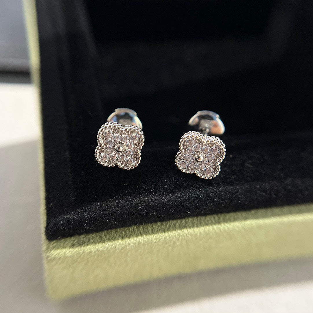 ドリーム クローバー ミニ ダイヤモンド スタッドピアス